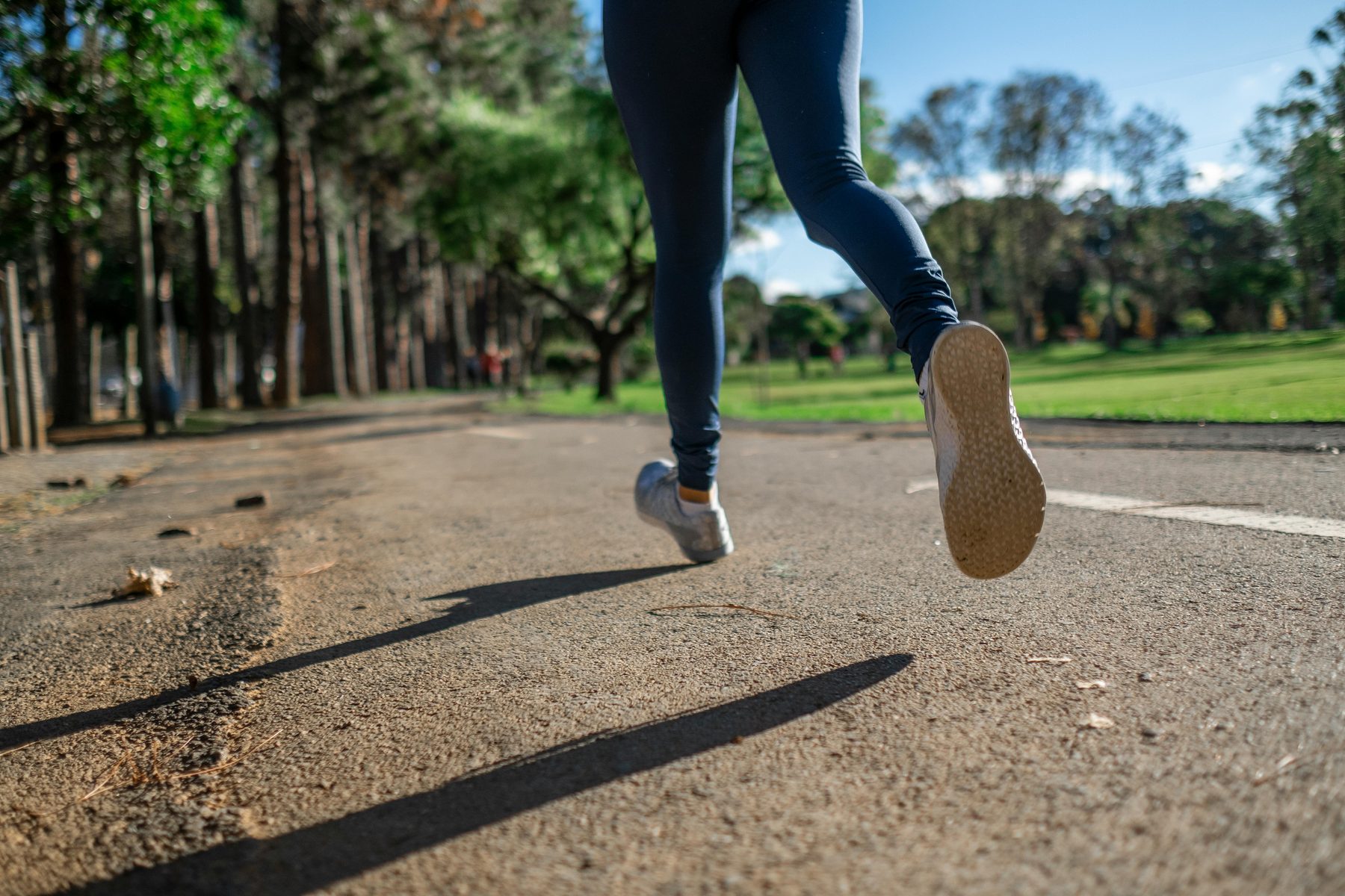 Athlete running with shoes to avoid heel pain